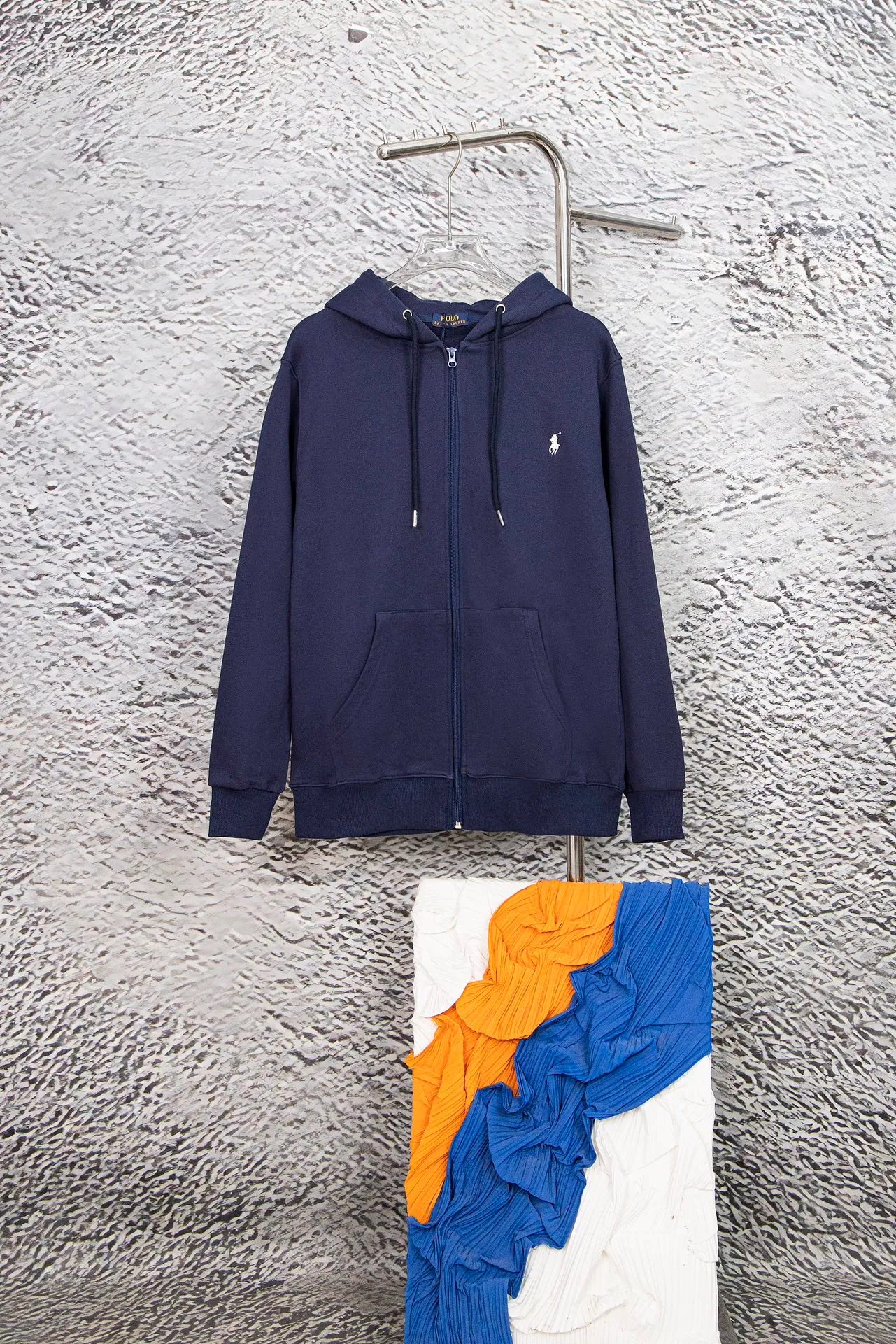 P240 Style No.: Y055 Ralph Lauren/Ralph Lauren pony embroidered zipper cardigan hooded sweatshirt. A one-of-a-kind sweatshirt for autumn and winter is here. You can wear it casually no matter how you wear it! ! This hooded sweatshirt is decorated with the simple style that represents Ralph Lauren and is paired with a pony embroidery pattern, which is three-dimensional and full! The solid color fabric paired with exquisite embroidery instantly sets it off! Hooded sports design, loose and casual fit! The overall texture is very strong! Through the pictures, we can feel the thickness and texture of custom-woven and dyed threads. The workmanship is exquisite. They are shipped from major foreign trade factories. They are all made by masters with many years of experience. Everything is of high standards and requirements! Simple and versatile model ~ Made of imported pique cotton fabric, which is super delicate and soft, close to the body without being tied. All fabrics and accessories are original custom-made and of high quality! Perfectly reflects the brand’s sense of superiority! Standard cut, comfortable stretch, unrestricted movement! Highly practical, high-end and classy! Versatile style ~ can be paired with jeans or jogging pants. Ideal for transitioning from your morning commute to weekend events! Tag, hanging particles, washed, packaging bag, full set of accessories, very good-looking, super exquisite workmanship, size: S-XL, color: navy, black, gray